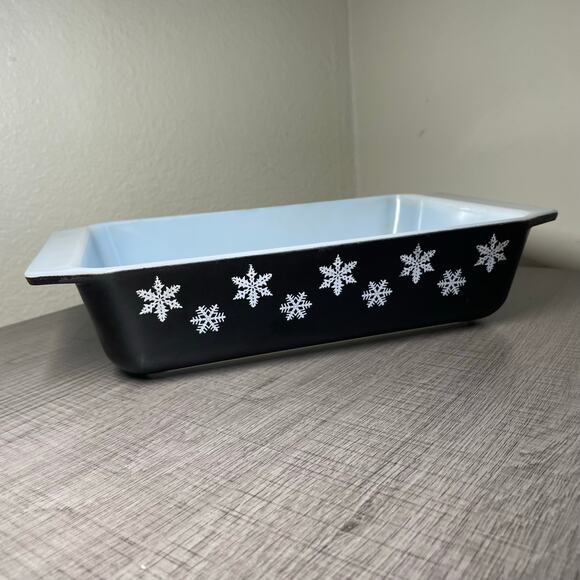 Black and White Snowflake Pyrex 575 B 2 quart Space saver - Picture 2 of 16